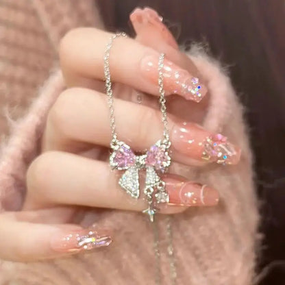 Colar com pingente de cruz de zircão rosa com novo design