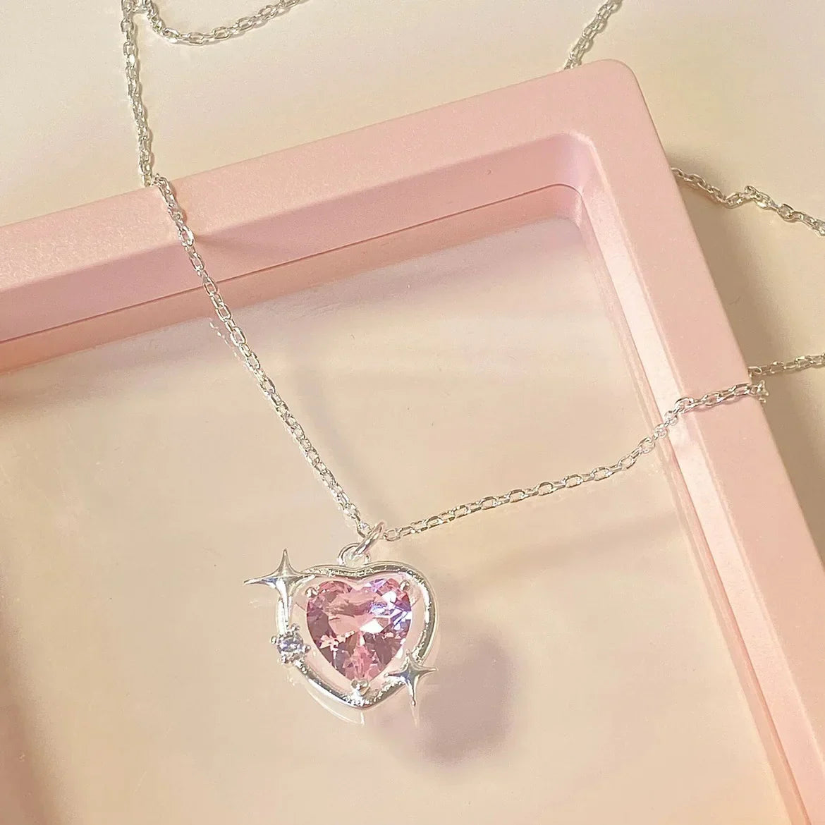 Colar com pingente de cruz de zircão rosa com novo design