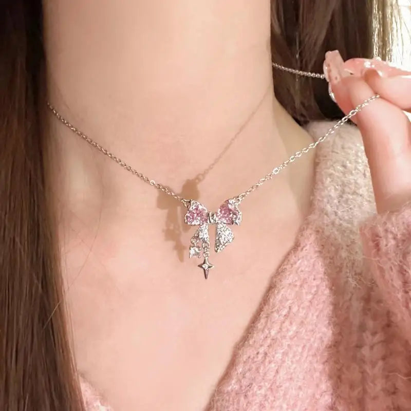 Colar com pingente de cruz de zircão rosa com novo design
